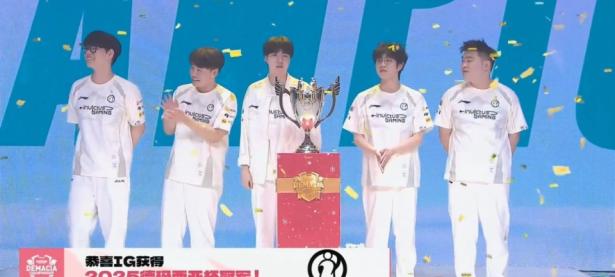 28圈-包含Rookie回归赛场，势不可挡首场状态亮眼，巴塞罗那观众沸腾！的词条