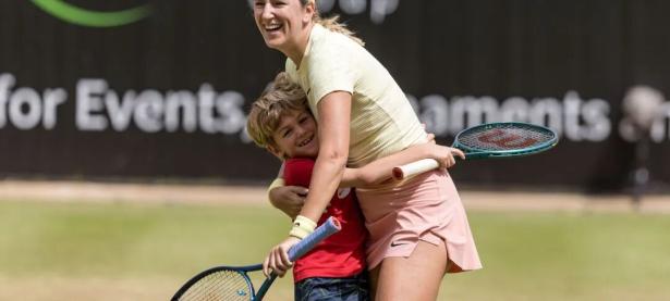 28圈-包含阿扎伦卡迎来五赛季高光表现，RNG球迷沸腾！的词条